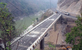 नारायणगढ–मुस्लिन सडक खण्डअन्तर्गत  तीन नम्बर पुल नजिकै गाडी खसेको आशङ्का