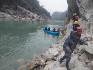 तीन नम्बर पुलबाट त्रिशूली नदीमा खसेको गाडी भारतीय नम्बर प्लेटको बलेरो गाडी भेटियो तर, चालक भेटिएनन्