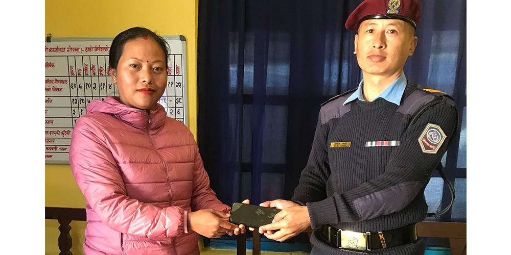 गोरखा प्रहरीले  हराएको ‘आइफोन १२ प्रो म्याक्स पाएपछी धनीलाई बुझायाे
