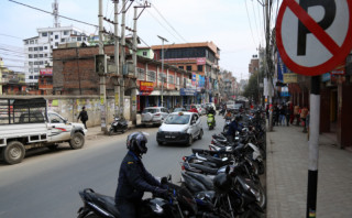 न्युरोडको  कालोपत्र सडकमा सवारी पार्किङ गर्ने रोक