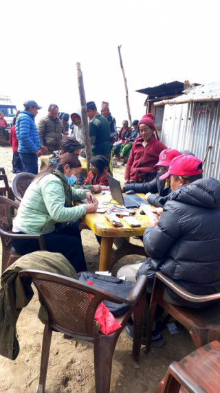 बारपाक सुलिकोटको सौरपानीमा  हिड्न नसक्ने बृद्ध,बृद्धालाई गाउँ गाउँमै पुगेर  सामाजिक सुरक्षा भत्ता वितरण