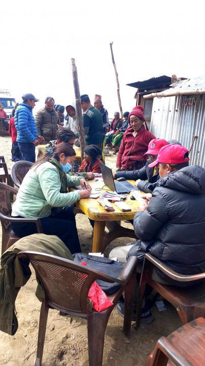 बारपाक सुलिकोटको सौरपानीमा  हिड्न नसक्ने बृद्ध,बृद्धालाई गाउँ गाउँमै पुगेर  सामाजिक सुरक्षा भत्ता वितरण
