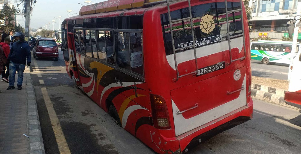 नयाँबानेश्वर चोकको बिच सडक भासिएर बस फस्यो