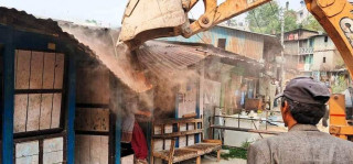 महानगरपालिकाले  आलोकनगर क्षेत्रमा सार्वजनिक जग्गा मिचेर बनाएका घर टहरामा  डाेजर चलायाे