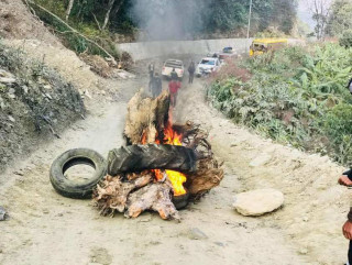 बागलुङ काठेखोलामा  २५ किलोमिटर सडक कालोपत्रेको माग गर्दै स्थानीय र जनप्रतिनिधि  नै  टायर बालेर  आन्दोलनमा