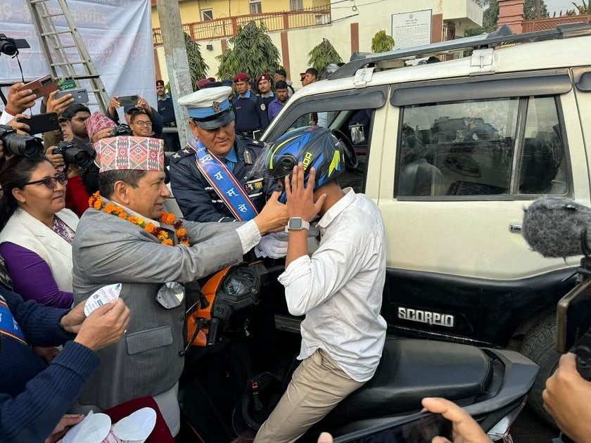 गृहमन्त्री श्रेष्ठले  ट्राफिक सप्ताह– २०८०  मा चालकलाई हेल्मेट लगाइदिएर  र सचेतना स्टिकर दिएर  उद्घाटन