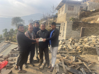 आगालागि पिडित गुरुङ परिवार लाई २५ हजार बराबरको आर्थिक सहयोग हस्तान्तरण