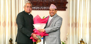 परराष्ट्रमन्त्री नारायणकाजी श्रेष्ठ र भारतीय राजदूत नवीन श्रीवास्तवबिच  शिष्टाचार भेट