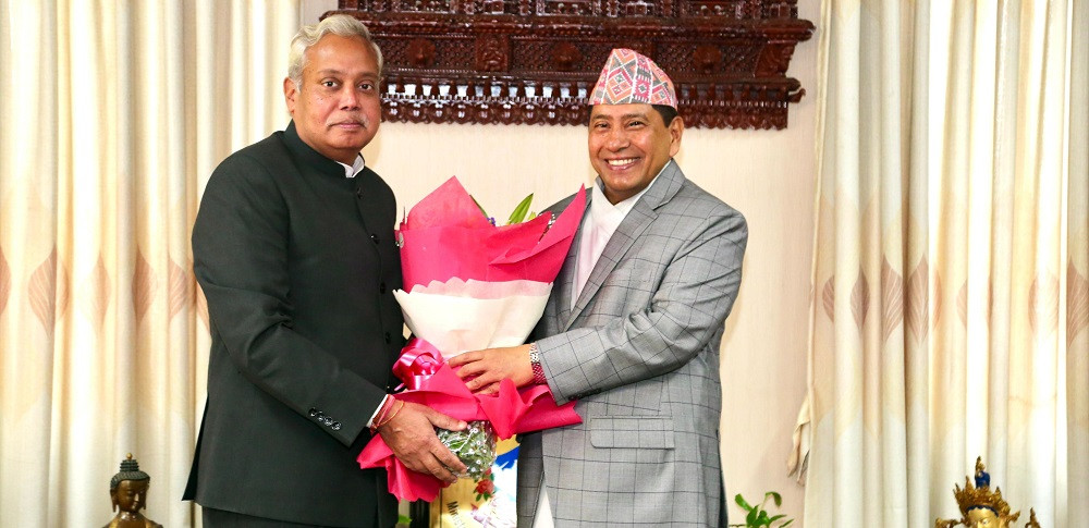 परराष्ट्रमन्त्री नारायणकाजी श्रेष्ठ र भारतीय राजदूत नवीन श्रीवास्तवबिच  शिष्टाचार भेट