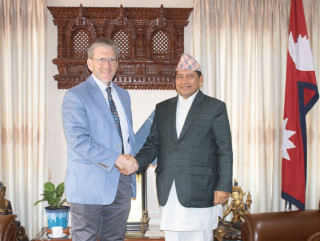परराष्ट्रमन्त्री नारायणकाजी श्रेष्ठ र अमेरिकी राजदूत डीन आर थम्पसनबीच शिष्टाचार भेट