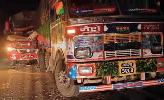ट्रकमा बस ठोक्किँदा एकको  मृत्यु चार  घाइते