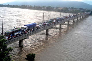 पुलबाट नदीमा हामफालेकी महिलालाइ  सशस्त्र प्रहरीहरुद्वारा  उद्धार