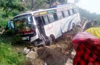 दाङको देउखुरीमा बस दुर्घटना हुँदा २४ जना घाइते