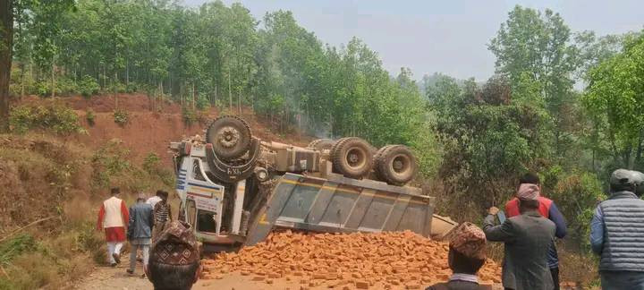 गोरखा बजारबाट आरुघाट तर्फ इट्टा बोकेर जाँदैे  गरेको टिप्पर  डाँडवेशीमा  दुर्घटना