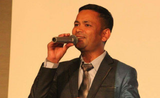 नुरगंगा प्रतिभा पुरस्कार लोकगायक राजु परियारलाई