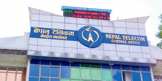 नेपाल टेलिकमले २०औं वर्षमा हुने नवीकरणबापत तिर्नुपर्ने करिब २० अर्ब रकम भुक्तानी गर्न चेक काटिदै 