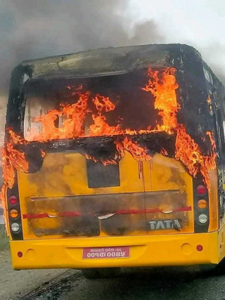 चितवनको स्मल हेभन बोडिङ स्कुलको बसमा ६ जना समूह मिलि आगजानी ,बस जलेर पूर्णरुपमा क्षती