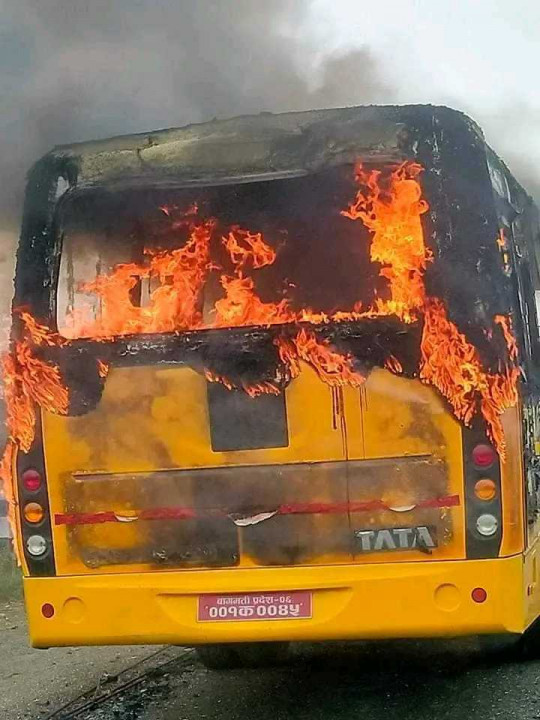 चितवनको स्मल हेभन बोडिङ स्कुलको बसमा ६ जना समूह मिलि आगजानी ,बस जलेर पूर्णरुपमा क्षती