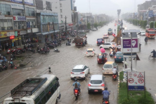 शुक्रबार देखि परेको बर्षाका कारण बुटवालमा बाढी पस्यो, करोडौँ सामानहरु  नोक्सान