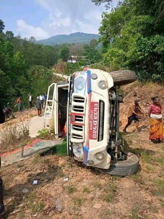  मलामी  बोकेर  जाँदै  गरेको बोलेरो गाडी दुर्घटना हुदाँ  १६ जना घाइते, केहीको अवस्था गम्भीर