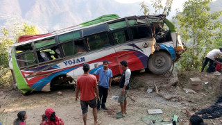 पोखराबाट गुल्मी जार्दै गरेको बस दुर्घटना हुँदा  १३ घाइते एक जनाको अवस्था गम्भीर