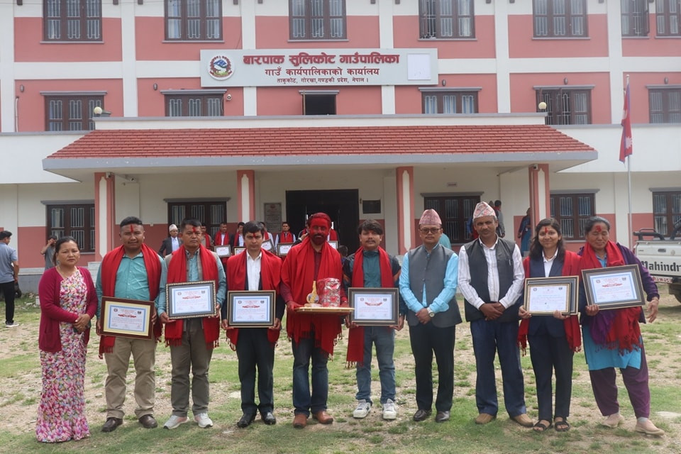 बारपाक सुलिकोट गाउँपालिकामा गणतन्त्र दिवसको अवसरमा कर्मचारी शिक्षक विद्यार्थी कृषकहरुलाई सम्मान पत्र र नगदसहित  सम्मानित