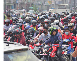 पेट्रोलियम वितरण ठप्प बन्ने पछि पेट्रोल पम्पमा  लाइन 