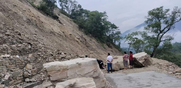 अविरल वर्षासंगै गएको पहिरोले बेँसीसहर–चामे सडक अवरुद्ध
