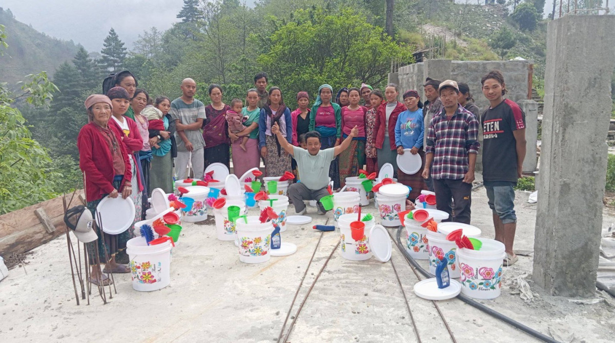 चुमनुब्री भालुवनमा २४ घरधुरीलाई शौचालयको सामाग्री  हस्तान्तरण
