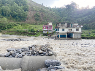 मेलम्चीमा बाढीले अस्थायी पुल बगायो
