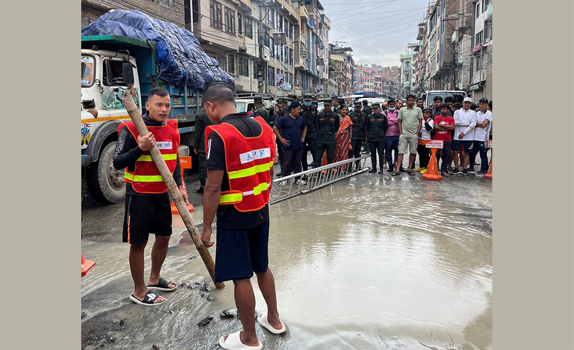  काठमाडौँ सोह्रखुट्टेमा सडकको बिच भाग भासिएर ढल फुटेयो 