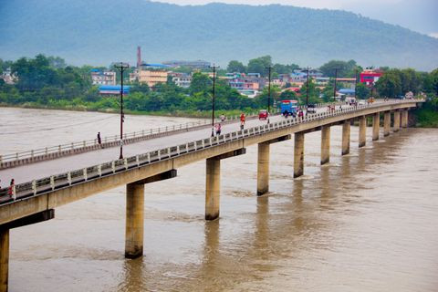 नारायणी नदिको पुलबाट एक पुरुष हाम फाले