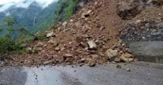  वर्षाका कारण कर्णाली राजमार्ग चार दिनदेखि अवरुद्ध 