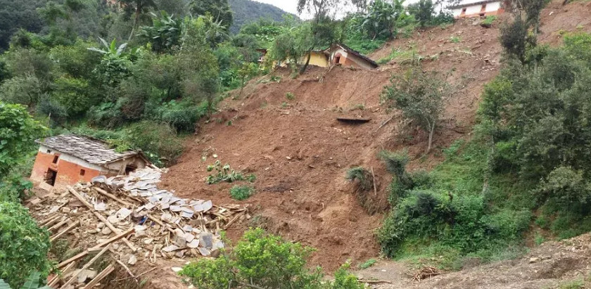    निरन्तर वर्षाका कारण त्रियुगामा पहिरोमा परी एकजनाको मृत्यु दुई जना घाइते