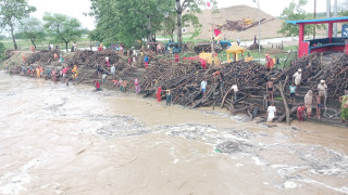 नदीबाट दाउरा झिक्नेक्रममा बगाएर एक जना बेपत्ता 