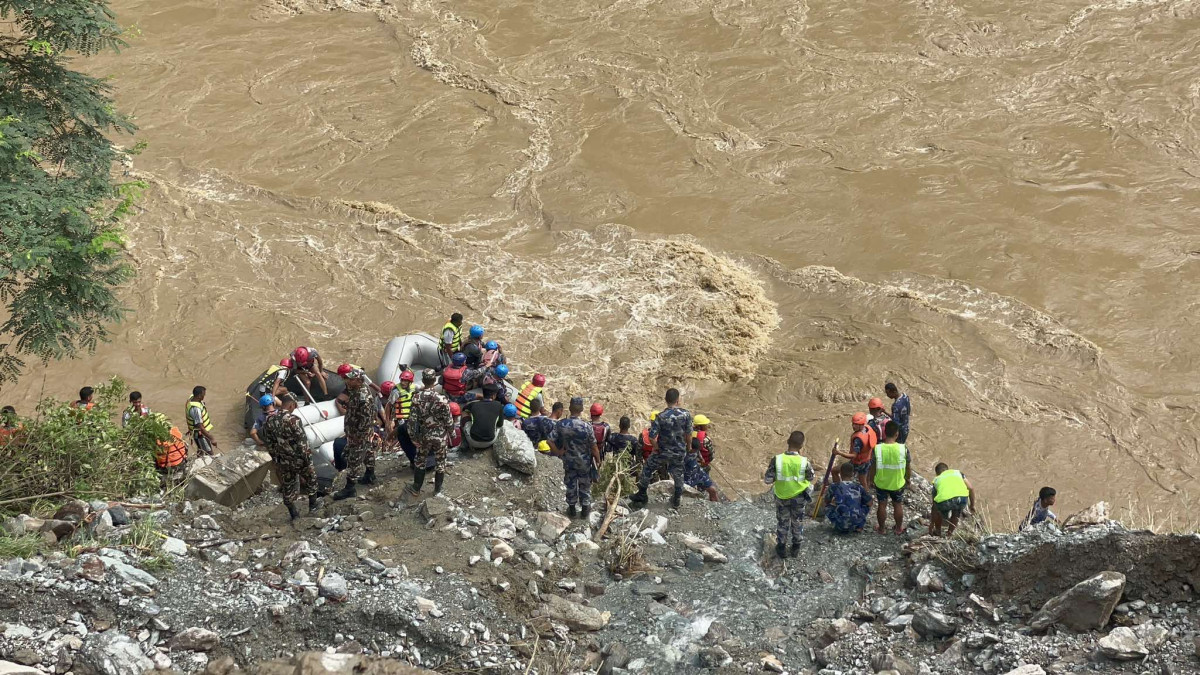  तीन देखि त्रिशुली नदिमा बेपत्त यात्रु बसको खोजी कार्य जारी, ४० किलो मिटर सम्म पुग्दा पनि भेटीएन