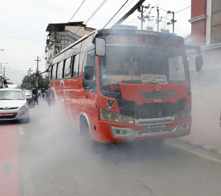 भक्तपुरबाट  रत्नपार्क  आउदै गरेको बसमा एक्कासी धुवा निस्कियो