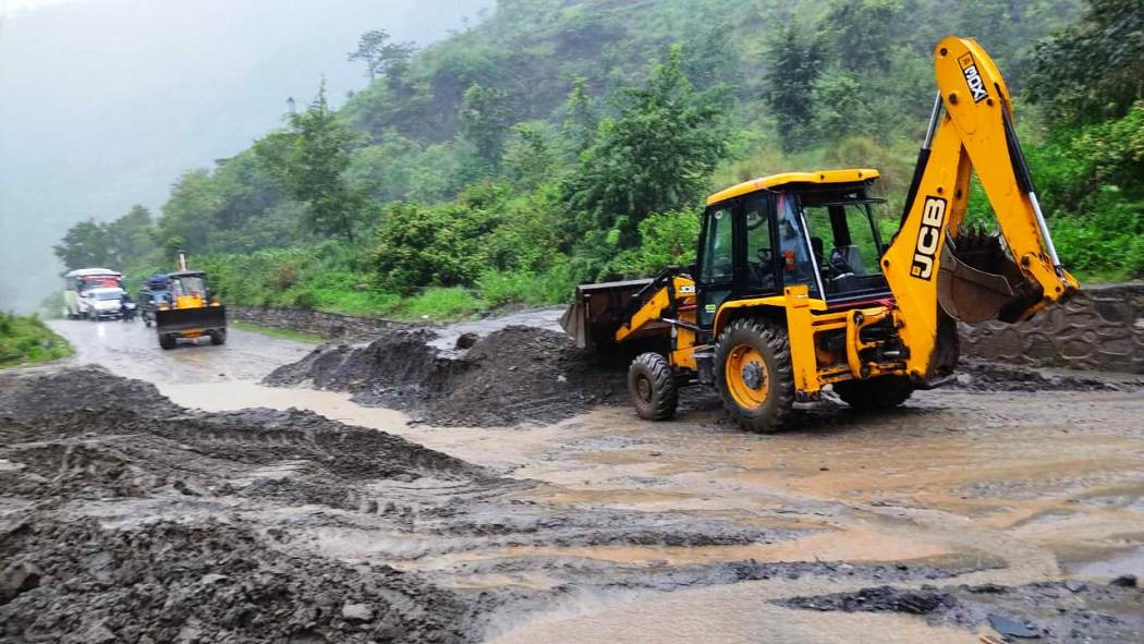 पहिरोले अवरुद्व भएको बिपी राजमार्ग एकतर्फी सञ्चालन हुदै