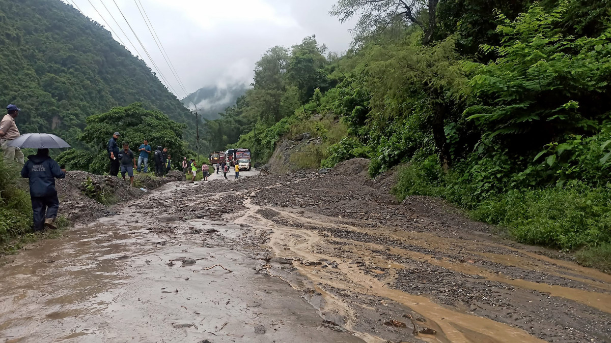 फिस्लिङमा पहिरो खस्दा मुग्लिन-काठमाडौं सडकखण्ड अवरुद्ध 