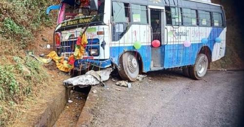 बैतडीबाट महेन्द्रनगर जादै गरेको बसको ढोका भाचिदा एक महिला घाइते