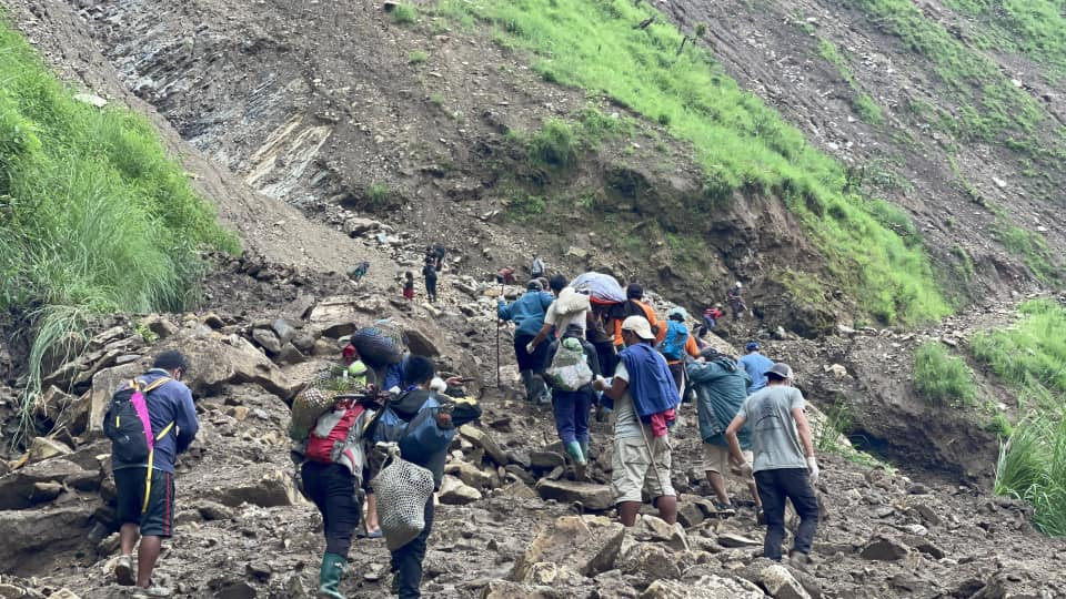 धार्चेमा पहिरोले पुरि भेटिएको शव हेलिकप्टरमार्फत लैजाना  मौसमले साथ नदिए पछि स्थानीय मिलेर बोकेर गाउँ पुराउदै