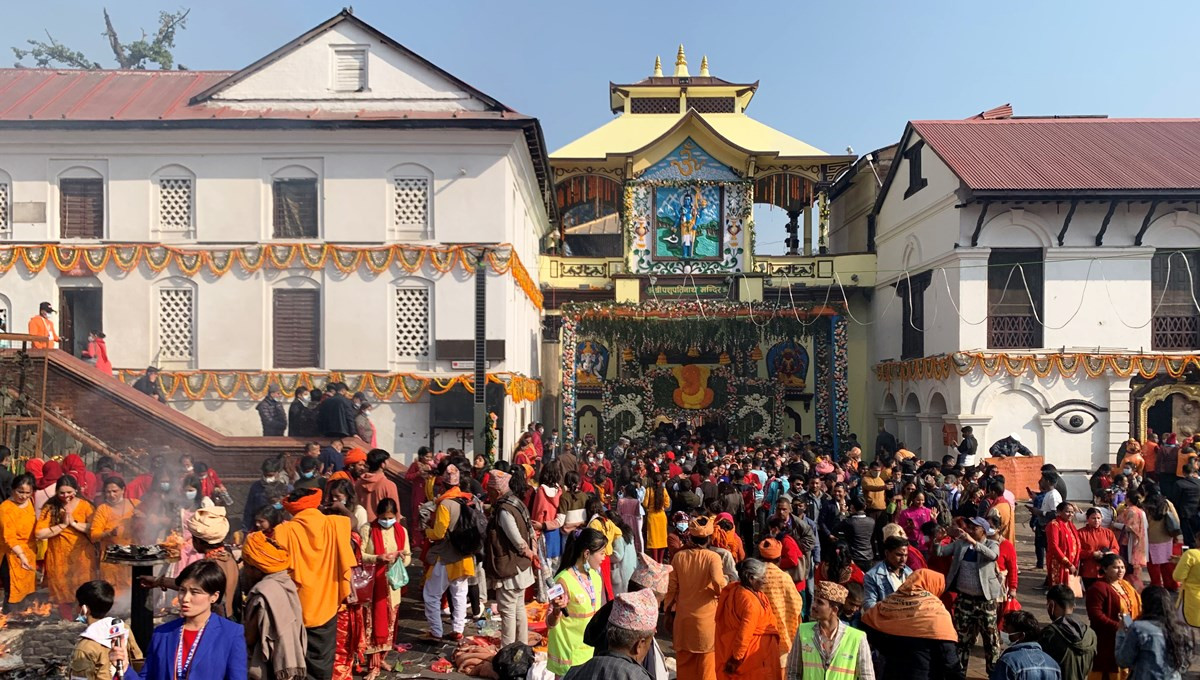 आज सोमबार पशुपतिनाथ मन्दिर लगायत शिवालयको सबै मन्दिरमा दर्शनार्थीहरुको भिडभाड बढदै