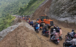 पहिरोका कारण अवरुद्ध मुग्लिन - मलेखु सडक एकतर्फी  सञ्चालन