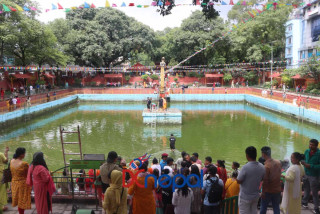 आज नागपञ्चमीको दिन नागपोखरीमा नागको पूजा गरिदै 
