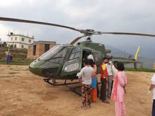 सेनाको हेलिकप्टरबाट पाठेघर फुटेको सुत्केरी महिलाको उद्धार 