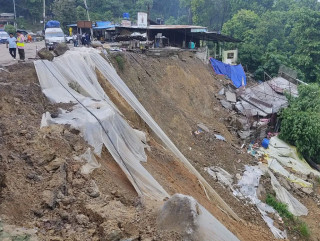  नवलपुरमा  भासिएको सडक मर्मत गर्ने यातायात बन्दा