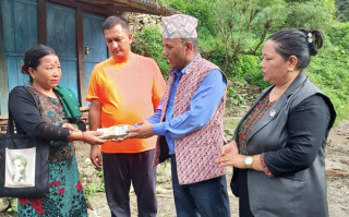 पहिरोमा परि ज्यान गुमाएका परिवारलाई जिल्ला प्रशासन राहत दियो 
