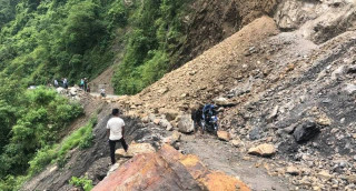 अबिरल बर्षासंगै आएको पहिरोले कर्णाली राजमार्ग अवरुद्व