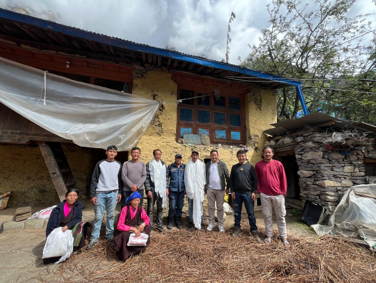 ३५ वर्षपछि गोरखाको  चुम भ्यालीबाट घर फर्किना लागेका प्रकाशलाई बिदाइ गरे 