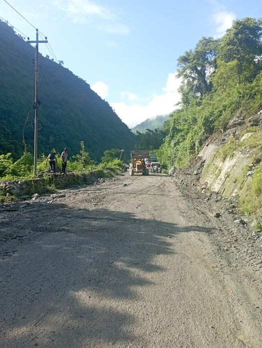 फिस्लिङमा गएको पहिरो पन्छाइ सडक सञ्चालन 